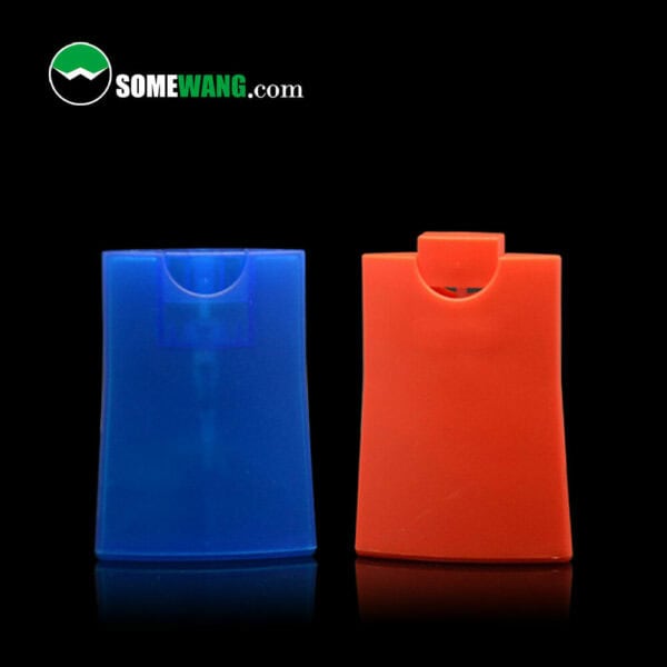 Dua botol 20ml trapezoid bentuk normal PP Pocket Pen Sprayer Botol Minyak Wangi dengan pemegang, satu biru dan satu oren, dipamerkan dengan latar belakang hitam dengan logo bertulis "somewang.com" di bahagian atas sebenarnya adalah botol minyak wangi poket.