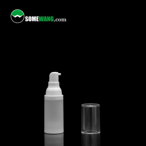 Um frasco de spray nasal airless SWC-BPA10RF/30RF/50RF Luxury AS branco com a tampa transparente removida e colocada ao lado, contra um fundo escuro com o logotipo "somewang.com" no canto superior esquerdo.