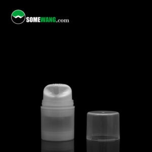 Una botella cosmética con bomba sin aire de PP de venta caliente SWC-BPA110 translúcida sin tapa, que se muestra sobre un fondo oscuro con el logotipo "somewang.com" en la parte superior, ahora también presenta botellas de loción con bomba al por mayor.