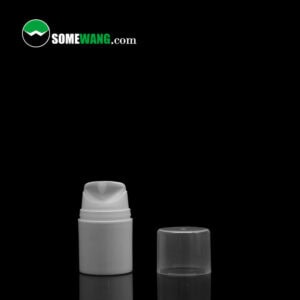 Una botella de desodorante con bomba sin aire SWC-BPA120 de precio justo PP Make Up Bottle con la tapa quitada sobre una superficie reflectante sobre un fondo oscuro, con el logotipo "somewang.com" en la esquina superior izquierda.