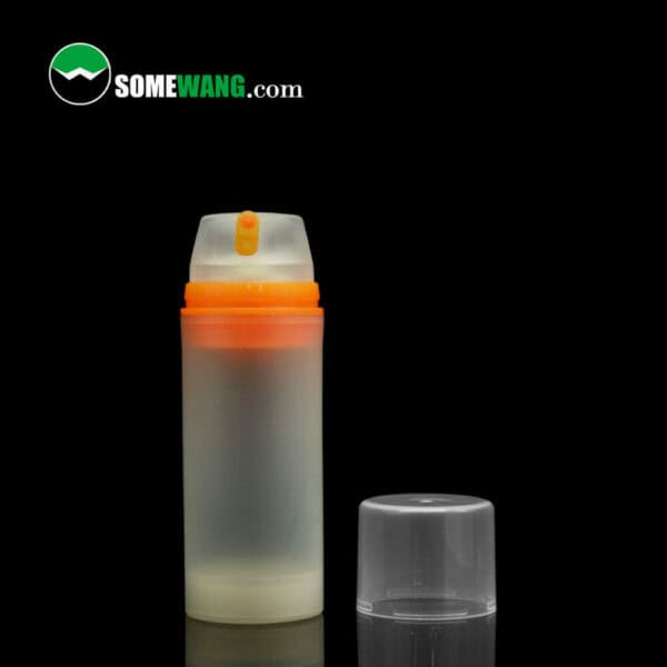 Una bottiglia airless per crema viso SWC-BPA20 in materiale PP di varie capacità con pompa con beccuccio pop-up arancione e pompa airless trasparente, visualizzata su uno sfondo scuro, con il logo "somewang.com" nella parte superiore.