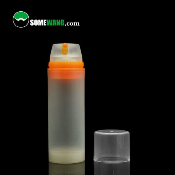 Un flacone airless per crema viso traslucido SWC-BPA20 in materiale PP di varie capacità con pompa con tappo arancione e base trasparente, etichettato "somewang.com" su uno sfondo scuro.