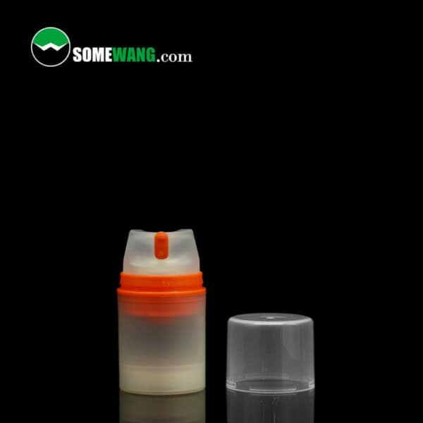 Una piccola bottiglia airless per crema viso SWC-BPA20 in materiale PP di varie capacità con pompa con un coperchio arancione, parzialmente riempita con una sostanza bianca, visualizzata su uno sfondo scuro con il logo "somewang.com" sopra.