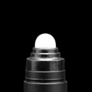 Zbliżenie na butelkę z pompką bezpowietrzną SWC-BPA8SB Beauty AS Material z białym kulistym aplikatorem, na czarnym tle.