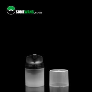 Dos botellas sin aire de fluido Elite de material PP SWC-BPA80 de gran oferta con bomba para cosméticos con tapas, una abierta y otra cerrada, mostradas sobre un fondo oscuro con el logotipo "somewang.com" arriba.