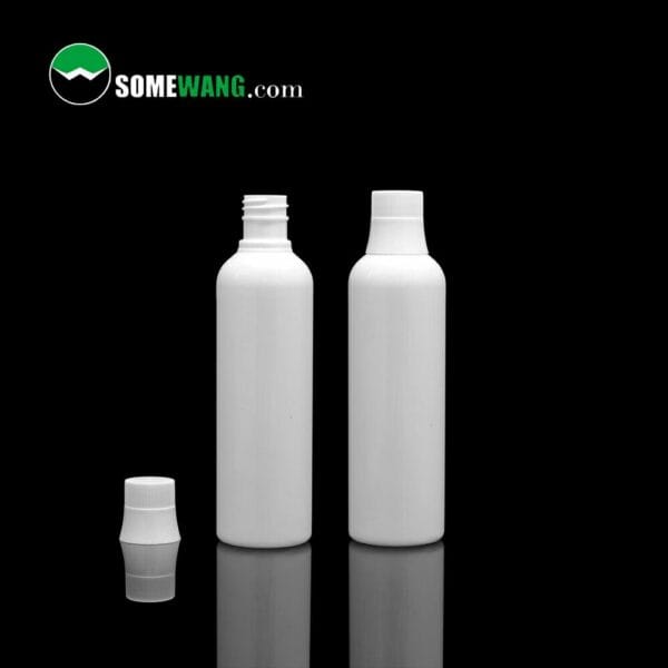 Hai chai nước súc miệng PET 250ml, 400ml có một nắp, đặt trên nền đen, có hình mờ "somewang.com".