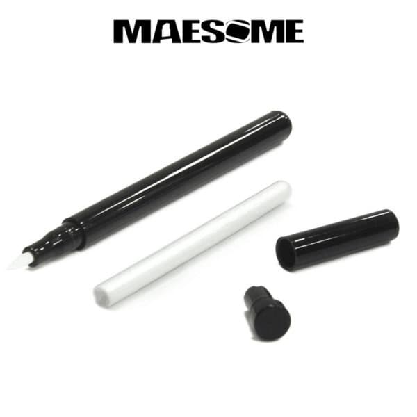 Ein individuell anpassbarer SWC-CEL003-Eyeliner-Stift mit Baumwollkern, der zerlegt ist, um die Spitze, die Tintenpatrone und die Kappe mit dem Baumwollkern zu zeigen, mit dem Wort „maesome“ an der Spitze.