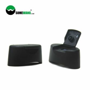 Duas tampas de frascos de shampoo de plástico preto 28/400, uma fechada e outra aberta, com o logotipo "somewang.com" visível.
