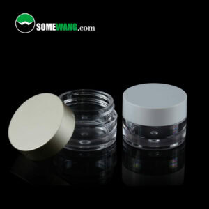 Two SWC-JBG15E 15g PETG cream jars with lids, one open and one closed, on a reflective surface, with a watermark reading "somewang.com".