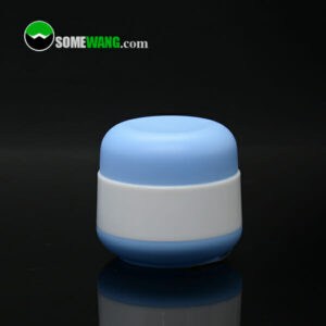 Ein blau-weißer SWC-JP30LD 30-g-Cremetiegel auf einer reflektierenden Oberfläche mit dem Logo „somewang.com“ in der Ecke.