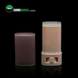 Un flacon pompe airless beige avec un bouchon transparent, affiché sur une surface sombre réfléchissante, idéal pour les contenants de déodorant en vrac PP de 20 g, avec la marque « somewang.com » indiquée ci-dessus.