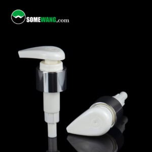 SOMEWANG.com logosuyla yansıtıcı siyah bir yüzey üzerinde sergilenen iki adet 24/410 Toptan Plastik Vücut Vida Losyon Pompası satışa sunulmuştur.