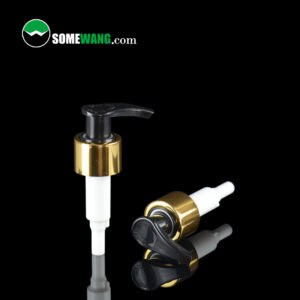 SOMEWANG.com'dan siyah arka plan üzerinde beyaz borulu ve altın yakalı iki Nervürlü Siyah Dönüş Sol ve Sağ Losyon Pompası dağıtıcısı.