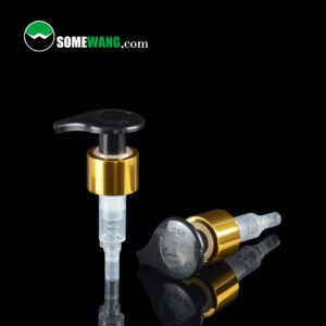 Altın rengi ve siyah renkte iki Geniş Üst Şampuan Losyon Pompası (24/410) yansıtıcı siyah bir yüzey üzerinde gösterilmektedir. "SOMEWANG.com" sol üst köşededir.