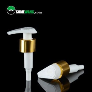 Siyah bir yüzey üzerinde iki beyaz ve altın renkli plastik losyon pompası. Sol üstte "SOMEWANG.com" logosu. Yeni 28-410 pompa şıklık sunuyor.