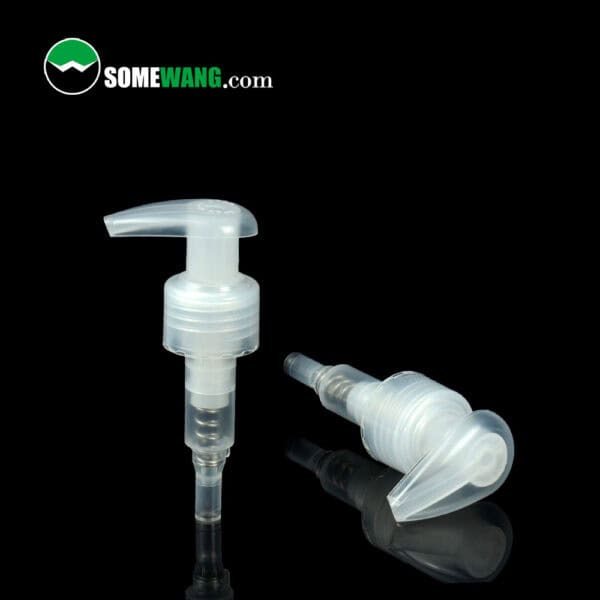 Twee doorzichtige plastic dispensers met 24/410 Cream Lotion Pumps worden weergegeven op een zwarte achtergrond met het logo "SomeWang.com".