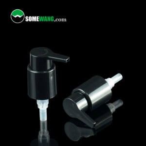 Złoty atomizer 24 mm z powłoką UV na odblaskowej czarnej powierzchni, „SOMEWANG.com” w lewym górnym rogu.