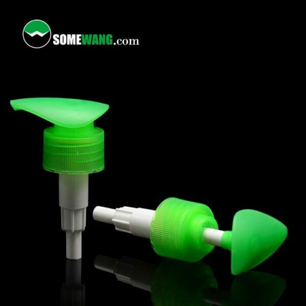 Bomba de loción Matt Screw Off Fabricada en China Cabezales dispensadores de 24 mm sobre un fondo negro, con la marca de agua de la empresa "somewang.com" visible en la imagen.