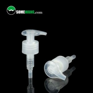 İki Yeni Gelen 24-410 veya 28-410 Lotiou Pompa dağıtıcı kafası, arka planda "somewang.com" logosuyla karanlık bir yüzeye yansıyor.