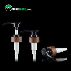 Três dispensadores de bomba com Shiny Gold Lotion Pump, 24/410 e tampos de madeira são exibidos contra um fundo preto com o logotipo "SOMEWANG.com".