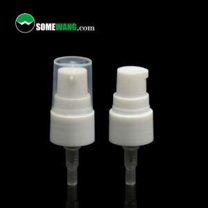 Deux types de pompes à crème de massage en gros en plastique blanc sur une surface réfléchissante, avec un logo vert indiquant « somewang.com » ci-dessus.