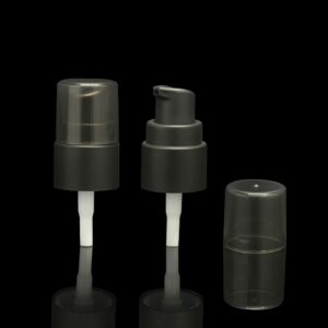 Trois pompes à crème d'emballage cosmétique de haute qualité avec capuchons métallisés, présentées sur fond noir.