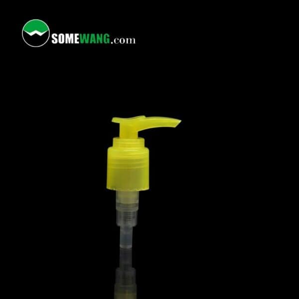 Une pompe à lotion de couleur jaune 24 mm 24 415 pour emballage en bouteille sur fond noir avec le logo « somewang.com » dans le coin supérieur gauche.