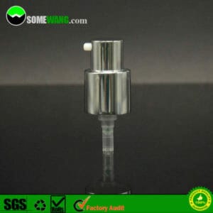 Buse de pompe à lotion en métal en aluminium en gros avec un tube en plastique transparent sur une surface réfléchissante, comportant le logo « somewang.com » et divers badges de certification.