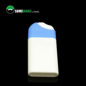 Hệ thống đảm bảo chất lượng tốt nhất màu xanh và trắng của Trung Quốc!!Chai xịt khử trùng tay kháng khuẩn bằng nhựa hình thẻ tín dụng cồn 20ml không nước có nắp lật, được phân lập trên nền đen, có logo "somewang.com" ở trên cùng.