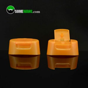 Duas embalagens de cosméticos laranja fabricam tampas plásticas flip top para potes de shampoo, uma fechada e outra aberta, sobre fundo preto, com o logotipo "somewang.com" visível.