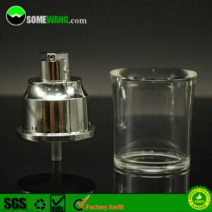 Une pompe de pulvérisation en plastique de qualité supérieure avec capuchon verrouillable pour crème cosmétique à côté d'un récipient en verre transparent sur une surface réfléchissante avec « somewang.com » et des logos de certification visibles en arrière-plan.