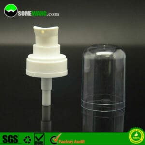 Une pompe de pulvérisation cosmétique sans air en gros pour crèmes BB et CC du fabricant chinois avec un capuchon transparent affiché sur une surface réfléchissante, portant le filigrane « somewang.com ».