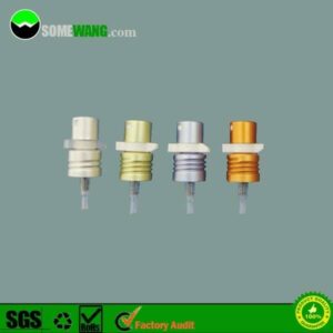 Quatro cabeças de bomba pulverizadoras cosméticas de névoa de alumínio de cores diferentes exibidas contra um fundo simples, com um logotipo e ícones de certificação na parte superior.