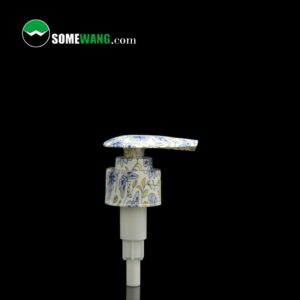 A popular new design water transfer printing screw lotion pump for packaging 28mm 24mm with a white and blue floral pattern, displayed against a dark background with the text "somewang.com" at the top.