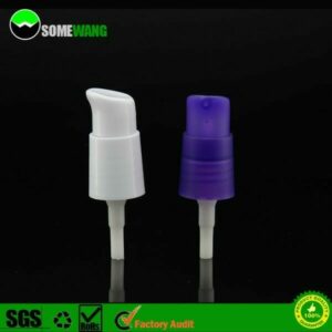 Deux pompes de traitement violettes 20/410 pour bouteilles en plastique, affichées sur un fond sombre avec le logo « somewang » et des icônes de certification en haut.