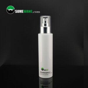 Gümüş kapaklı Somewang 150ml sprey şişesi, yansıtıcı siyah yüzey üzerinde "somewang.com" etiketi.