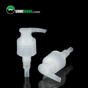 Two transparent plastic lotion pump dispenser tops on a reflective surface with "somewang.com" printed in the corner.