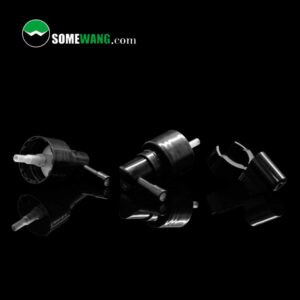 Frase com nome do produto: "Plástico preto amplamente comercializável!!! bocal longo farmacêutico nasal garganta oral dedo vagina pulverizador pulverizadores de cabeça de bomba, desmontados em componentes, exibidos em um fundo escuro com marca d'água 'somewang.com'.
