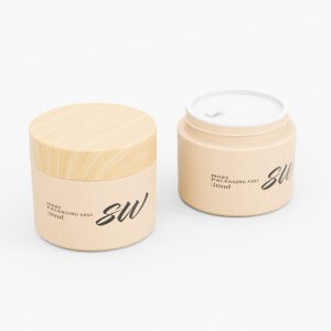 Two beige "SW" containers with wooden lids: one open, showing a white seal. Made from PP plastic, each is 50ml and marked "MAKE PACKAGING EASY.