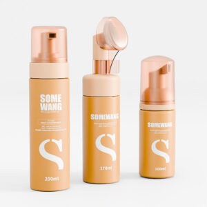 Tres artículos de cuidado de la piel en tonos beige y cobre de "Somewang" en botellas cuadradas de HDPE, disponibles en tamaños de 90 ml y 300 ml.