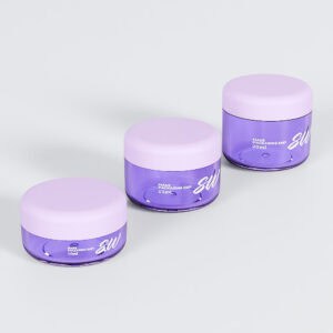 Trois pots cosmétiques violets (15 ml, 10 ml, 20 ml) sont posés sur un fond gris clair avec un élégant pot transparent SWC-JPS10HS de 10 g.