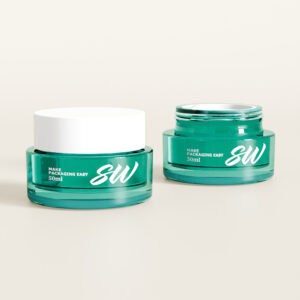 Zwei 50-ml-Tiegel aus grünem PETG für Lotion und Nachtcreme, einer mit weißem Deckel, der andere offen mit silbernem Rand.