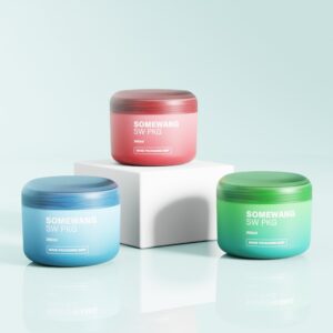 Trois pots de crème PP SWC-JP360BD de 360 g en bleu, rose et vert sont posés sur une plate-forme blanche avec un fond bleu pâle.