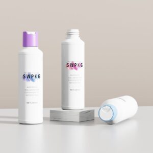 240ml 흰색 PE 실린더 병 3개: 하나는 보라색 뚜껑이 있고, 하나는 열려 있으며, 다른 하나는 중립적인 배경에 옆으로 놓여 있습니다.