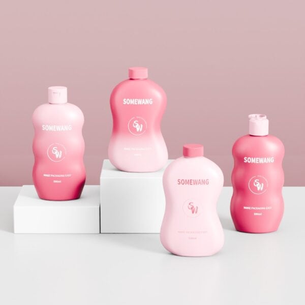 흰색 플랫폼 위에 500ml SOMEWANG 바디 로션 병 4개가 놓여 있고, 밝은 분홍색 배경에 어울립니다.