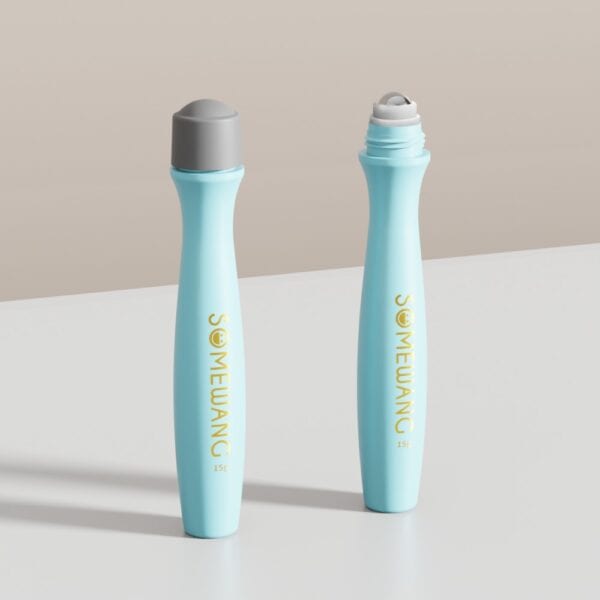 Dua botol krim mata roll-on biru berkapasitas 15ml—satu tertutup, satu tidak tertutup dan memperlihatkan bola rol—diletakkan di atas permukaan putih.