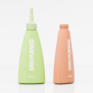 Trois bouteilles « Somewang » : une triangulaire verte avec embout, une pêche ouverte et une blanche de 150 ml en PEHD avec bouchon à visser.