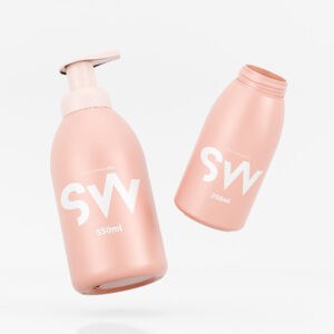 ขวด "SW" สีโรสโกลด์ 2 ขวด หัวปั๊มขนาด 550 มล. และแบบไม่มีฝาขนาด 250 มล. จัดวางอย่างสวยงามบนพื้นหลังสีขาว ดีไซน์ล้ำสมัยสะท้อนถึงความเรียบง่าย