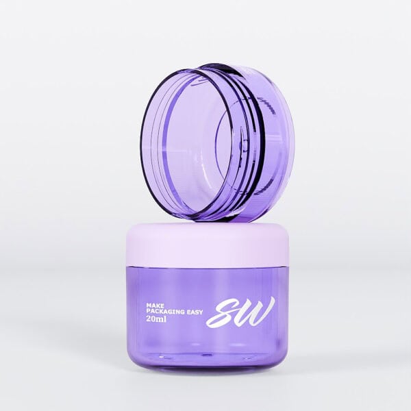 Uma pilha de potes roxos translúcidos de 10 g com tampas rosas com a inscrição "SW MAKE PACKAGING EASY 20 ml". O SWC-JPS10HS oferece armazenamento elegante.