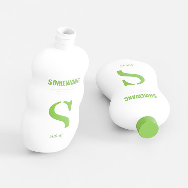 Dos botellas de loción de plástico blancas "SOMEWANG" de 500 ml con tapas verdes descansan sobre una superficie blanca, mostrando un diseño elegante para los fanáticos del cuidado de la piel.